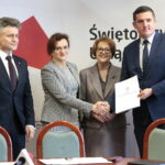 Wręczenie rządowej promesy i podpisanie umów na remonty i budowy dróg gminnych. Krzysztof Słoń - senator RP, Agata Wojtyszek - wojewoda świętokrzyski i Maria Zuba - poseł PiS wręczają promesę / Marzena Mąkosa / Radio Kielce