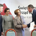 Wręczenie rządowej promesy i podpisanie umów na remonty i budowy dróg gminnych. Krzysztof Słoń - senator RP, Agata Wojtyszek - wojewoda świętokrzyski i Maria Zuba - poseł PiS wręczają promesę / Marzena Mąkosa / Radio Kielce