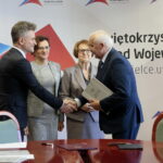 Podpisanie umów na remonty i budowy dróg gminnych. Na zdjęciu: Krzysztof Słoń  - senator RP, Agata Wojtyszek - wojewoda świętokrzyski i Maria Zuba - poseł PiS wręczają podpisaną umowę / Marzena Mąkosa / Radio Kielce