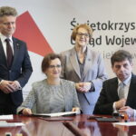 Podpisanie umów na remonty i budowy dróg gminnych / Marzena Mąkosa / Radio Kielce