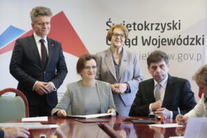 Podpisanie umów na remonty i budowy dróg gminnych / Marzena Mąkosa / Radio Kielce
