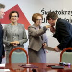 Podpisanie umów na remonty i budowy dróg gminnych. Na zdjęciu: Krzysztof Słoń  - senator RP, Agata Wojtyszek - wojewoda świętokrzyski i Maria Zuba - poseł PiS wręczają podpisaną umowę / Marzena Mąkosa / Radio Kielce