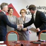 Podpisanie umów na remonty i budowy dróg gminnych. Na zdjęciu: Krzysztof Słoń  - senator RP, Agata Wojtyszek - wojewoda świętokrzyski i Maria Zuba - poseł PiS wręczają podpisaną umowę / Marzena Mąkosa / Radio Kielce