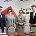 Podpisanie umów na remonty i budowy dróg gminnych. Na zdjęciu: Krzysztof Słoń  - senator RP, Agata Wojtyszek - wojewoda świętokrzyski i Maria Zuba - poseł PiS wręczają podpisaną umowę / Marzena Mąkosa / Radio Kielce