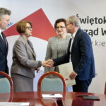 Podpisanie umów na remonty i budowy dróg gminnych. Na zdjęciu: Krzysztof Słoń  - senator RP, Agata Wojtyszek - wojewoda świętokrzyski i Maria Zuba - poseł PiS wręczają podpisaną umowę / Marzena Mąkosa / Radio Kielce