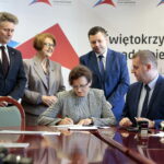 Podpisanie umów na remonty i budowy dróg gminnych / Marzena Mąkosa / Radio Kielce