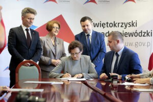 Podpisanie umów na remonty i budowy dróg gminnych / Marzena Mąkosa / Radio Kielce