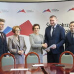 Podpisanie umów na remonty i budowy dróg gminnych. Na zdjęciu: Krzysztof Słoń  - senator RP, Agata Wojtyszek - wojewoda świętokrzyski i Maria Zuba - poseł PiS wręczają podpisaną umowę / Marzena Mąkosa / Radio Kielce