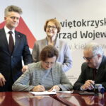 Podpisanie umów na remonty i budowy dróg gminnych / Marzena Mąkosa / Radio Kielce