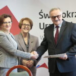 Podpisanie umów na remonty i budowy dróg gminnych. Na zdjęciu: Krzysztof Słoń  - senator RP, Agata Wojtyszek - wojewoda świętokrzyski i Maria Zuba - poseł PiS wręczają podpisaną umowę / Marzena Mąkosa / Radio Kielce