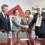 Podpisanie umów na remonty i budowy dróg gminnych. Na zdjęciu: Krzysztof Słoń  - senator RP, Agata Wojtyszek - wojewoda świętokrzyski i Maria Zuba - poseł PiS wręczają podpisaną umowę / Marzena Mąkosa / Radio Kielce