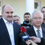 Konferencja posła Krzysztofa Lipca w Tuczępach. Na zdjęciu (od lewej): Jacek Bławat - kandydat na wójta Tuczęp i Krzysztof Lipiec - poseł PiS / Marzena Mąkosa / Radio Kielce