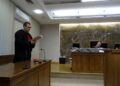 Mowy końcowe w sprawie wyborów na wójta Tarłowa w 2014 roku. Od lewej prokurator Mariusz Giemza, sędzia Andrzej Perlik / Emilia Sitarska / Radio Kielce
