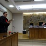 Mowy końcowe w sprawie wyborów na wójta Tarłowa w 2014 roku. Od lewej prokurator Mariusz Giemza, sędzia Andrzej Perlik / Emilia Sitarska / Radio Kielce