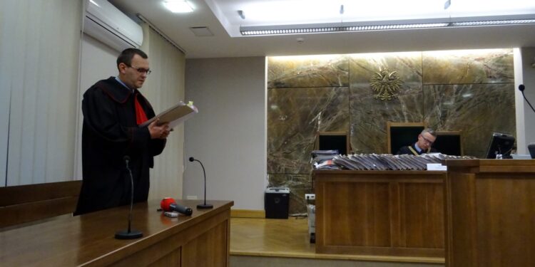 Mowy końcowe w sprawie wyborów na wójta Tarłowa w 2014 roku. Od lewej prokurator Mariusz Giemza, sędzia Andrzej Perlik / Emilia Sitarska / Radio Kielce