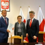 Wręczenie promes dla 16 samorządów na odbudowę dróg zniszczonych wskutek działania niekorzystnych zjawisk atmosferycznych / Marcin Różyc / Radio Kielce