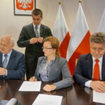 Wręczenie promes dla 16 samorządów na odbudowę dróg zniszczonych wskutek działania niekorzystnych zjawisk atmosferycznych / Marcin Różyc / Radio Kielce