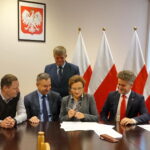 Wręczenie promes dla 16 samorządów na odbudowę dróg zniszczonych wskutek działania niekorzystnych zjawisk atmosferycznych / Marcin Różyc / Radio Kielce