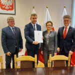 Wręczenie promes dla 16 samorządów na odbudowę dróg zniszczonych wskutek działania niekorzystnych zjawisk atmosferycznych / Marcin Różyc / Radio Kielce