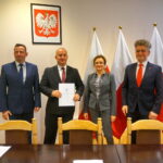 Wręczenie promes dla 16 samorządów na odbudowę dróg zniszczonych wskutek działania niekorzystnych zjawisk atmosferycznych / Marcin Różyc / Radio Kielce