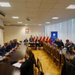 Wręczenie promes dla 16 samorządów na odbudowę dróg zniszczonych wskutek działania niekorzystnych zjawisk atmosferycznych / Marcin Różyc / Radio Kielce