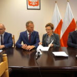 Wręczenie promes dla 16 samorządów na odbudowę dróg zniszczonych wskutek działania niekorzystnych zjawisk atmosferycznych / Marcin Różyc / Radio Kielce