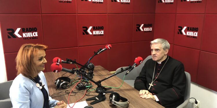 Na zdjęciu Grażyna Szlęzak-Wójcik i  biskup Krzysztof Nitkiewicz - ordynariusz diecezji sandomierskiej / Radio Kielce
