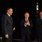 Na zdjęciu od lewej Dariusz Kaszuba - kandydat PiS na prezydenta Ostrowca, Jarosław Rusiecki - senator PiS, Jan Józef Kasprzyk - szef Urzędu ds. Kombatantów i Osób Represjonowanych / Emilia Sitarska / Radio Kielce