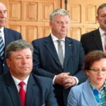 Od lewej: radny powiatowy Marek Bilski, senator Jarosław Rusiecki, radny powiatowy Mirosław Rogoziński, na dole: starosta ostrowiecki Zbigniew Duda i wojewoda Agata Wojtyszek / Emilia Sitarska / Radio Kielce