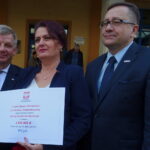 Od lewej: senator Jarosław Rusiecki, skarbnik powiatu Magdalena Zieleń, kandydat na prezydenta Ostrowca Dariusz Kaszuba / Emilia Sitarska / Radio Kielce