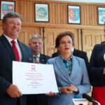 Od lewej: starosta ostrowiecki Zbigniew Duda, wojewoda Agata Wojtyszek oraz skarbnik powiatu Magdalena Zieleń / Emilia Sitarska / Radio Kielce