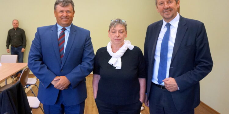 Od lewej: starosta Zbigniew Duda, ekspert UNESCO Hélène Collet, wicestarosta ostrowiecki Eligiusz Mich / Emilia Sitarska / Radio Kielce