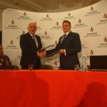 Nowe urządzenie do badania pomiaru jakości powietrza stanie w Busku-Zdroju. Na zdjęciu od lewej: Dominika Mucha - ekspert z Politechniki Warszawskiej, Waldemar Sikora – burmistrz Buska-Zdroju, Radosław Słoniewski - dyrektor oddziału zakładu gazowniczego w Kielcach. / Kamil Włosowicz / Radio Kielce