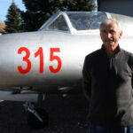 Szkolno-bojowy myśliwiec Lim-2 stanął na skwerze u zbiegu ulic Langiewicza i Żeromskiego w Busku-Zdroju. Na zdjęciu: inicjator jego sprowadzenia do Buska-Zdroju, pasjonat lotnictwa i właściciel Muzeum Techniki Wojskowej i Ochrony Przeciwlotniczej Zbigniew Wach. / Kamil Włosowicz / Radio Kielce