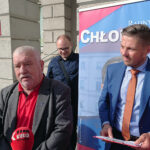 Kielce. Konferencja radnych SLD dotycząca wydłużenia kadencji Rady Seniorów w Kielcach. Na zdjęciu (od lewej): Andrzej Ordysiński - przewodniczący kieleckiej Rady Seniorów (w tle Przemysław Chmiel - kandydat na radnego), Marcin Chłodnicki - radny, kandydat SLD na prezydenta Kielc / Michał Kita / Radio Kielce