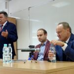 Ostrowiec. Spotkanie z posłem Januszem Szewczakiem. Na zdjęciu (od lewej): poseł Andrzej Kryj, Karol Wójcik - prezes Klubu Gazety Polskiej, poseł Janusz Szewczak / Emilia Sitarska / Radio Kielce