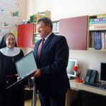 Starosta ostrowiecki Zbigniew Duda przekazuje pierwszego laptopa siostrze Elżbiecie Kot, dyrektorowi Zespołu Placówek Opiekuńczo-Wychowawczych "Nasz Dom" / Emilia Sitarska / Radio Kielce