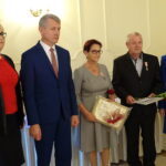 Medale za 50 i więcej wspólnie przeżytych lat parom z gminy Mirzec wręczyła wojewoda świętokrzyski Agata Wojtyszek (pierwsza z prawej). Stefania i Franciszek Mundzik / Anna Głąb / Radio Kielce