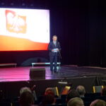 Widowisko "Trąbo Nasza Wrogom Grzmij" w wykonaniu Reprezentacyjnego Zespołu Artystycznego Wojska Polskiego. Na zdjęciu:  Jan Józef Kasprzyk - szef Urzędu Do Spraw Kombatantów i Osób Represjonowanych / Emilia Sitarska / Radio Kielce