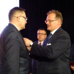 Jan Józef Kasprzyk - szef Urzędu Do Spraw Kombatantów i Osób Represjonowanych wręcza medal Pro Bono Poloniae Dariuszowi Kaszubie / Emilia Sitarska / Radio Kielce