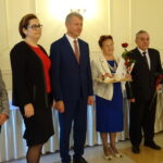 Medale za 50 i więcej wspólnie przeżytych lat parom z gminy Mirzec wręczyła wojewoda świętokrzyski Agata Wojtyszek (pierwsza z prawej). Wanda i Stanisław Niewczasowie / Anna Głąb / Radio Kielce