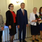 Medale za 50 i więcej wspólnie przeżytych lat parom z gminy Mirzec wręczyła wojewoda świętokrzyski Agata Wojtyszek (pierwsza z prawej). Wanda Nowak / Anna Głąb / Radio Kielce