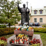 16.10.2016 Kielce. Pomnik Jana Pawła II na placu obok Katedry. / Wojciech Habdas / Radio Kielce