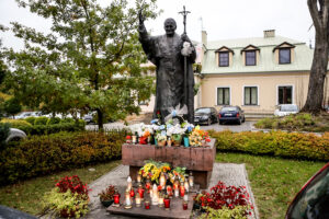 16.10.2016 Kielce. Pomnik Jana Pawła II na placu obok Katedry. / Wojciech Habdas / Radio Kielce