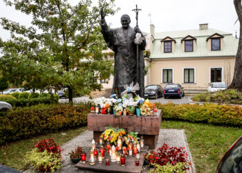 16.10.2016 Kielce. Pomnik Jana Pawła II na placu obok Katedry. / Wojciech Habdas / Radio Kielce