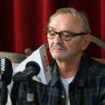 Kielce. Konferencja przed spektaklem „Szalone nożyczki” w Teatrze im. Stefana Żeromskiego. Na zdjęciu reżyser Jerzy Bończak / Mateusz Kaczmarczyk / Radio Kielce