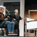 Kielce. Spektakl „Szalone nożyczki” w Teatrze im. Stefana Żeromskiego. Na zdjęciu: Bartłomiej Cabaj, Teresa Bielińska, Dawid Żłobiński.  / Mateusz Kaczmarczyk / Radio Kielce