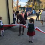Koprzywnica. Otwarcie żłobka. W imieniu wojewody świętokrzyskiego Agaty Wojtyszek wstęgę przecina Anna Paluch. / Grażyna Szlęzak-Wójcik / Radio Kielce