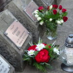 Złożenie wiązanek pod obeliskiem pomordowanych 30 września 1942 roku na cmentarzu przy ulicy Denkowskiej w Ostrowcu Świętokrzyskim / Emilia Sitarska / Radio Kielce