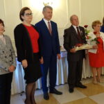 Medale za 50 i więcej wspólnie przeżytych lat parom z gminy Mirzec wręczyła wojewoda świętokrzyski Agata Wojtyszek (pierwsza z prawej). Zofia i Adolf Suwarowie / Anna Głąb / Radio Kielce